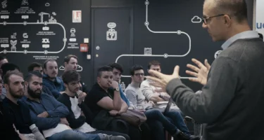 Un intervenant professionnel pendant une masterclass devant les étudiants du Gaming Campus