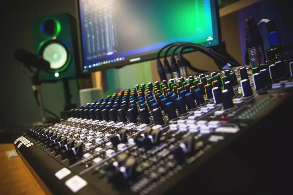 Sound designer job description with missions, studies, salary