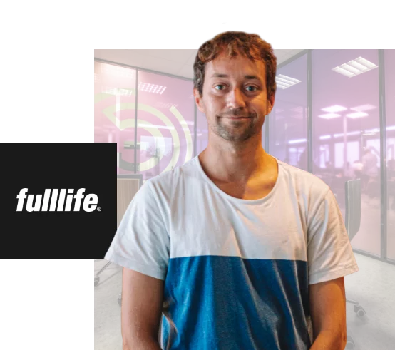 Photo portrait de Alexandre Malsch avec un logo de la société de jeu video Full Life