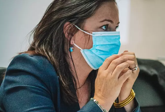 Photo de Cécile Mazaud en train d'écouter une soutenance d'étudiants